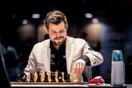 Magnus Karlsen çalt oýnalýan küşt boýunça dünýä çempionatynda ýeňiji boldy