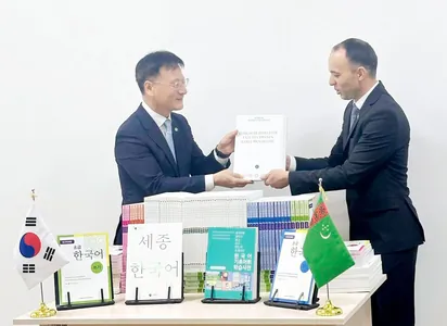 Bilim ministrliginiň Innowasiýalar-maglumat merkezi koreý dili boýunça okuw kitaplaryny sowgat aldy