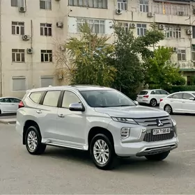 Mitsubishi Pajero 2020