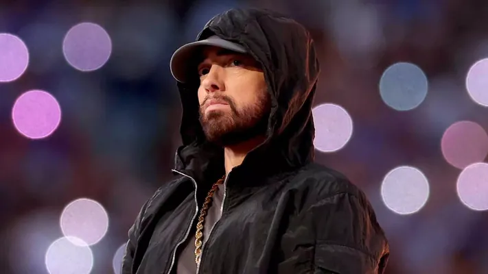 Eminem ikiýyllyk arakesmeden soň sahna gaýdyp geler. Ol MTV VMA dabarasyny açar