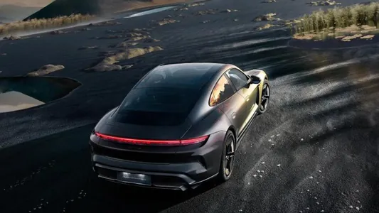 Porsche reňkini üýtgedýän boýaga reňklenen çäkli Taycan Turbo S seriýasyny hödürledi