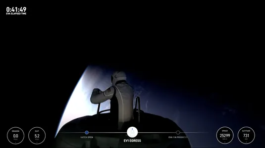 SpaceX taryha girdi: ilkinji gezek hünärmen däl syýahatçy açyk kosmosa çykdy