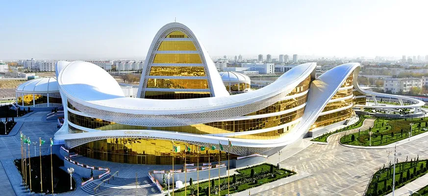 Türkmenistanyň ykdysady üstünlikleriniň sergisi Garagum myhmanhanasynda guralar