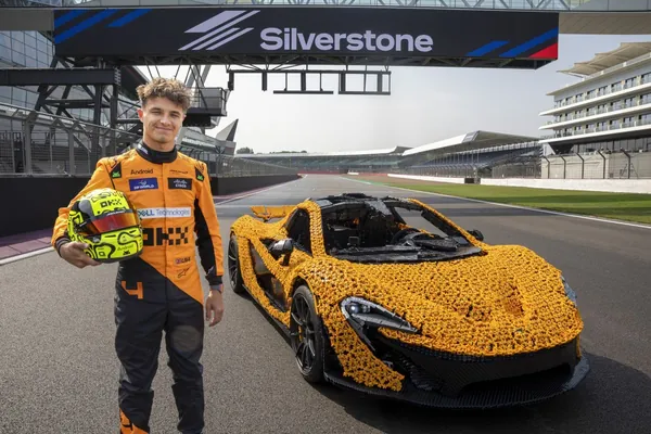 Ландо Норрис прокатился по «Сильверстоуну» на McLaren из Lego: в нем 342 817 деталей