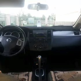 Nissan Versa 2011