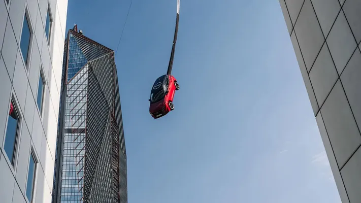 Nissan Qachqai 65 metr belentlikden zyňyldy: ol Ginnesiň rekordlar kitabyna girdi