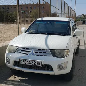 Mitsubishi L200 2012