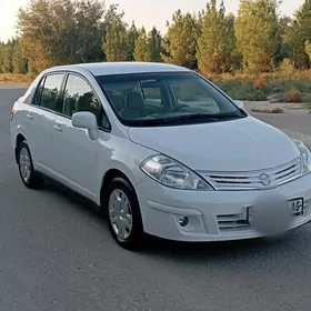 Nissan Tiida 2011