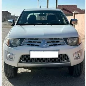 Mitsubishi L200 2012