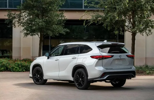 Toyota Highlander 2025-iň ýörite tapgyryny hödürledi. Ol modeliň 25 ýyllygyna bagyşlanýar