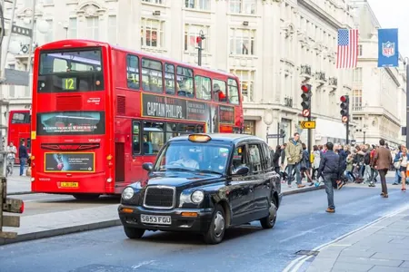 Londondaky meşhur Oksford-strit köçesi doly derejede pyýada zolagyna öwrüler