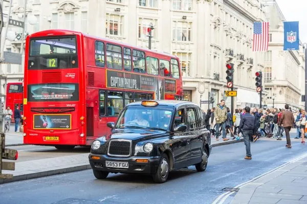 Londondaky meşhur Oksford-strit köçesi doly derejede pyýada zolagyna öwrüler