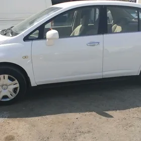 Nissan Tiida 2005