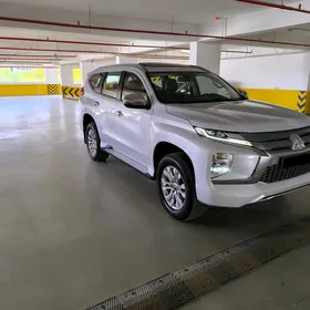 Mitsubishi Pajero 2020