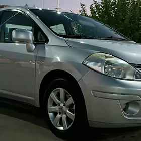 Nissan Tiida 2011