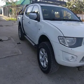 Mitsubishi L200 2011