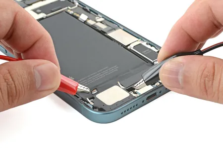 Эксперты iFixit признали iPhone 16 самым ремонтопригодным смартфоном Apple