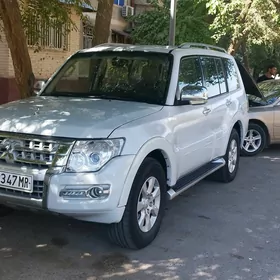 Mitsubishi Montero 2015