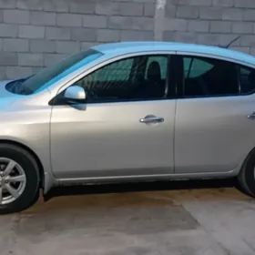 Nissan Versa 2011