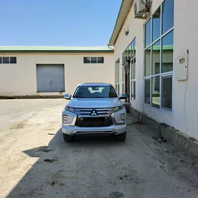 Mitsubishi Pajero 2020