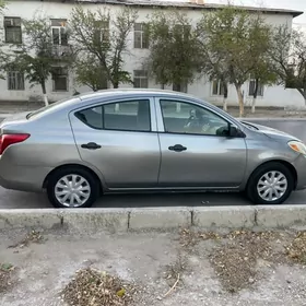 Nissan Versa 2011