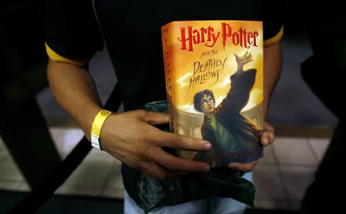 Sky kompaniýasy Warner Bros.-y Harri Potter hakyndaky serial sebäpli kazyýete berdi