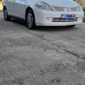 Nissan Tiida 2005