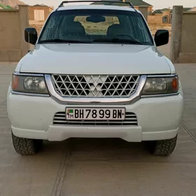 Mitsubishi Montero Sport 2000