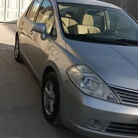 Nissan Tiida 2005