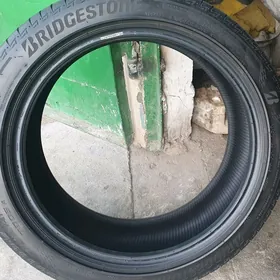 BRIDGESTONE 245/45 R18 комплек