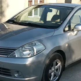 Nissan Tiida 2005