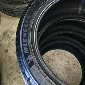 235 /45r18 mishelin