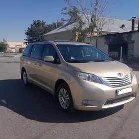 Toyota Sienna 2011