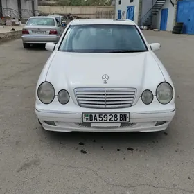 Mercedes-Benz E320 2001