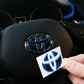 Toyota rol emblema ýelmenýän