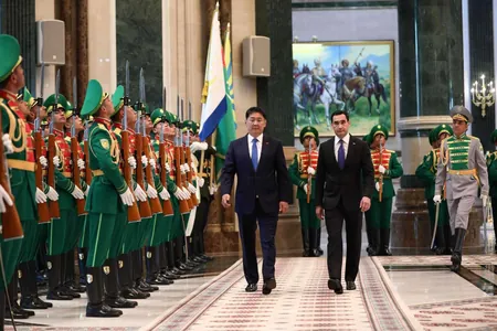 Serdar Berdimuhamedow Türkmenistana ilkinji döwlet sapary bilen gelen Mongoliýanyň Prezidenti bilen duşuşdy