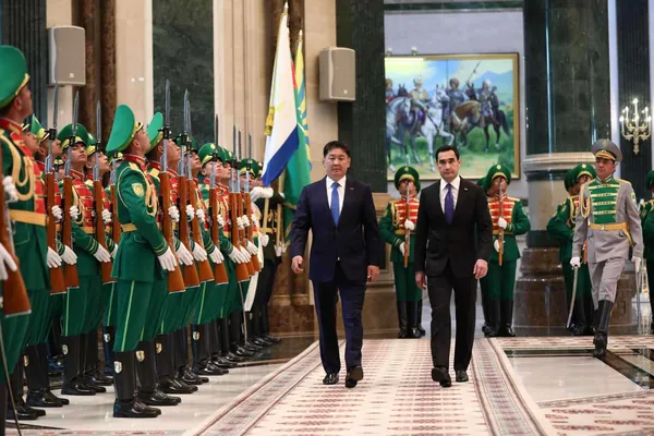 Serdar Berdimuhamedow Türkmenistana ilkinji döwlet sapary bilen gelen Mongoliýanyň Prezidenti bilen duşuşdy