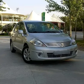 Nissan Tiida 2011