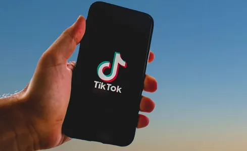 Reuters: TikTok сократил сотни работников. Модерацию контента возложили на ИИ