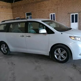 Toyota Sienna 2011