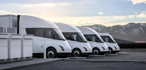 Ilon Mask “Tesla Semi” elektrik ýük ulagynyň bütin dünýäde elýeterli boljakdygyny aýtdy