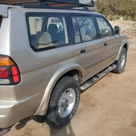 Mitsubishi Montero Sport 2000