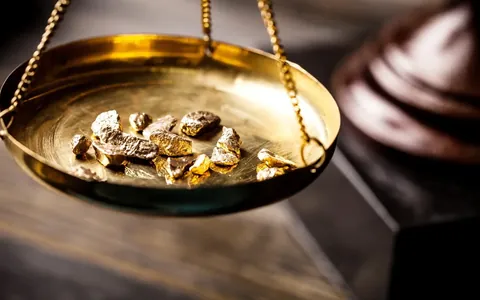 2 712 dollar: altynyň bahasy taryhy derejäni täzeledi