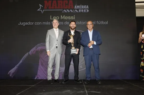 Lionel Messi futbol taryhynda gazananlary üçin “Marca” neşirinden ýörite baýrak aldy
