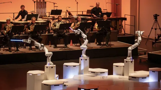 Üç elli robot-dirižýor simfoniki orkestriň konsertine ýolbaşçylyk etdi