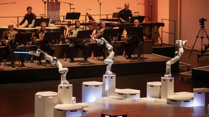 Üç elli robot-dirižýor simfoniki orkestriň konsertine ýolbaşçylyk etdi