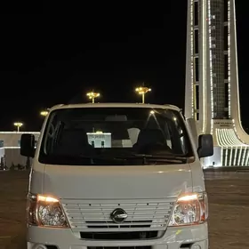 Nissan Urvan 2009