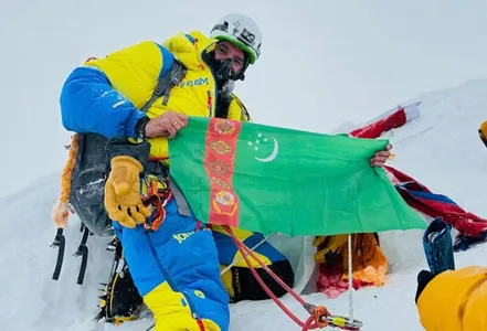 Türkmenistanly alpinistler Gimalaý daglarynda «Manaslu» depesinde Döwlet baýdagyny dikdiler