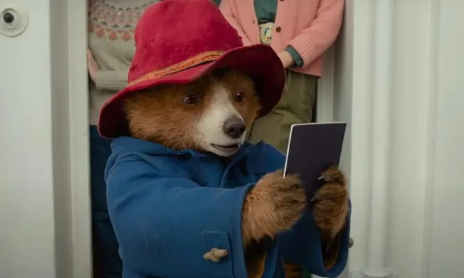 Aýyjyk Paddington resmi taýdan Britaniýanyň pasportyny aldy