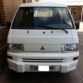 Mitsubishi L300 2005